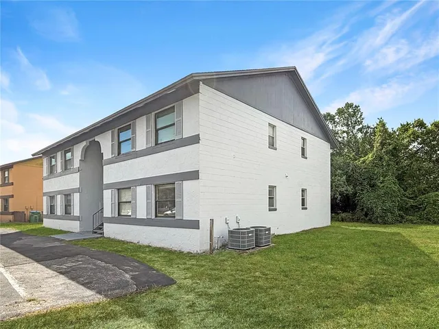 a view of a house with backyard