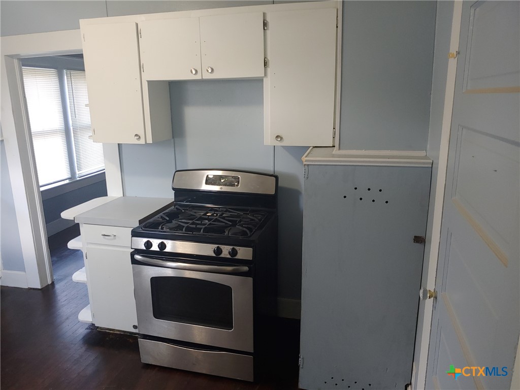 402 South 29th Street Temple, TX 76504 - Photo 5 of 14 KITCHEN WITH GAS RANGE