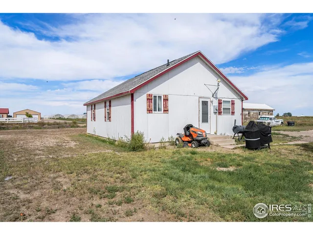 a view of a house with backyard