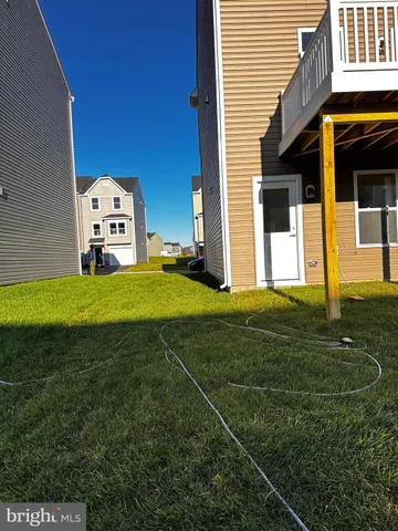 a view of a house with backyard