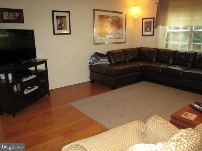 2288 Gunsmith Square Reston, VA 20191 - Photo 15 of 19 Living Room