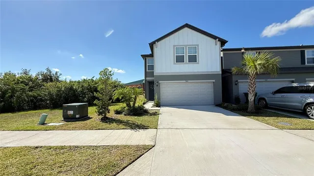 a view of a house with a yard