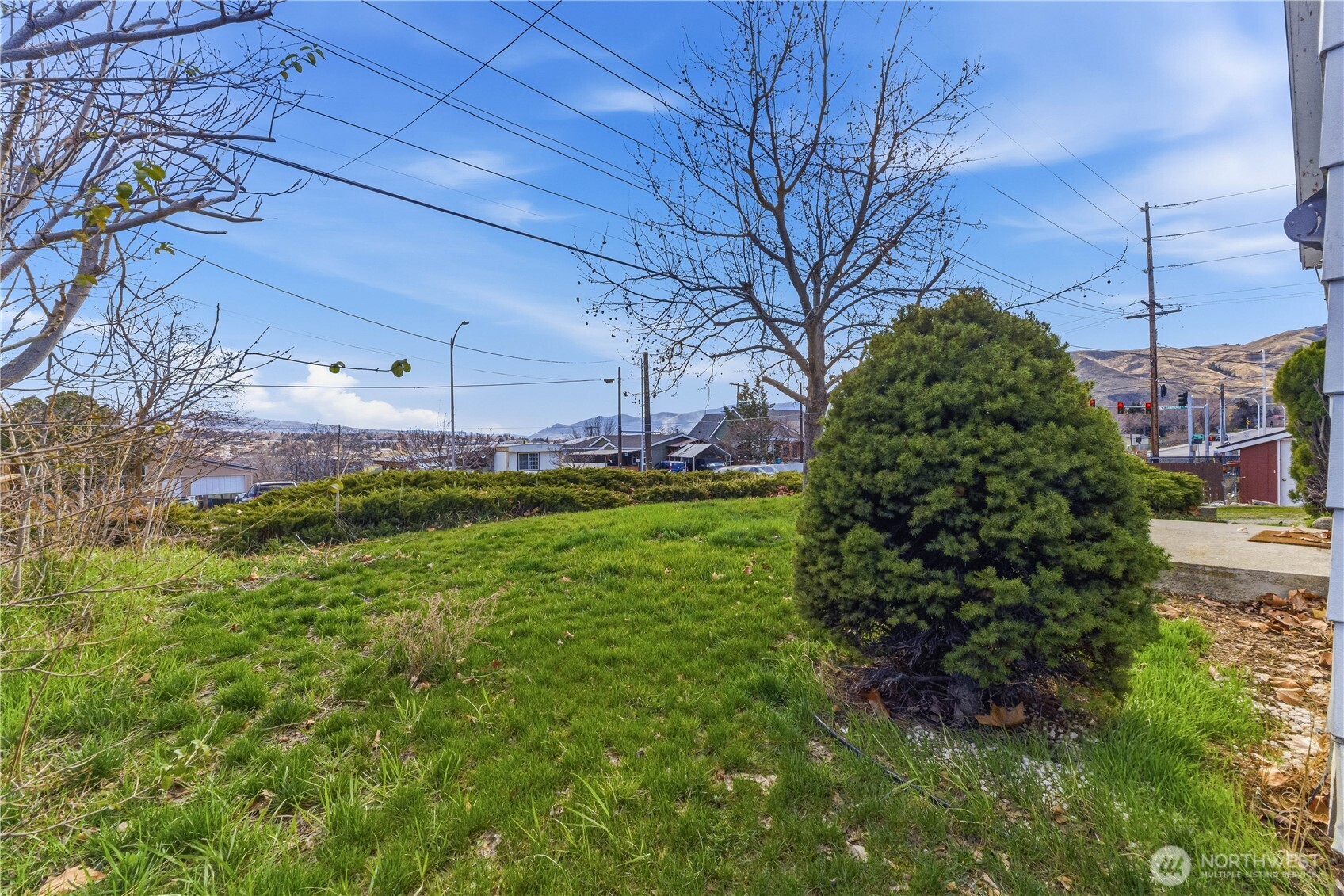 1248 South Mission Street Wenatchee, WA 98801 - Photo 16 of 22 a view of a garden with a house