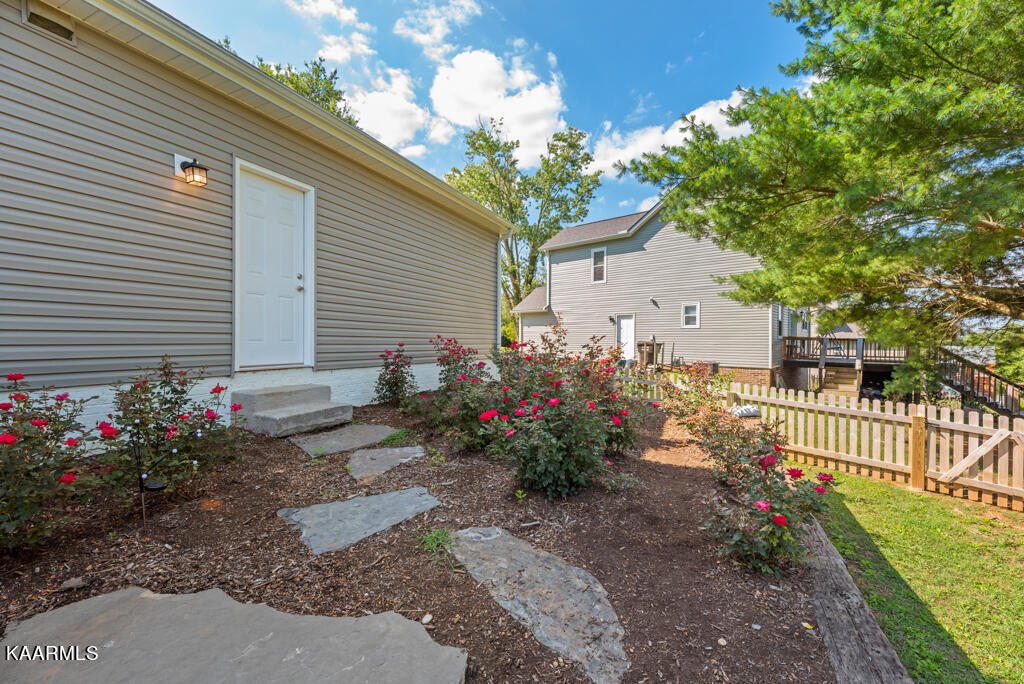 1348 Wenlock Road Knoxville, TN 37922 - Photo 14 of 35 13 - Back Deck