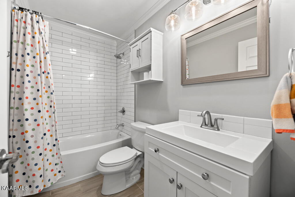 1348 Wenlock Road Knoxville, TN 37922 - Photo 30 of 35 29 - Hall Bath