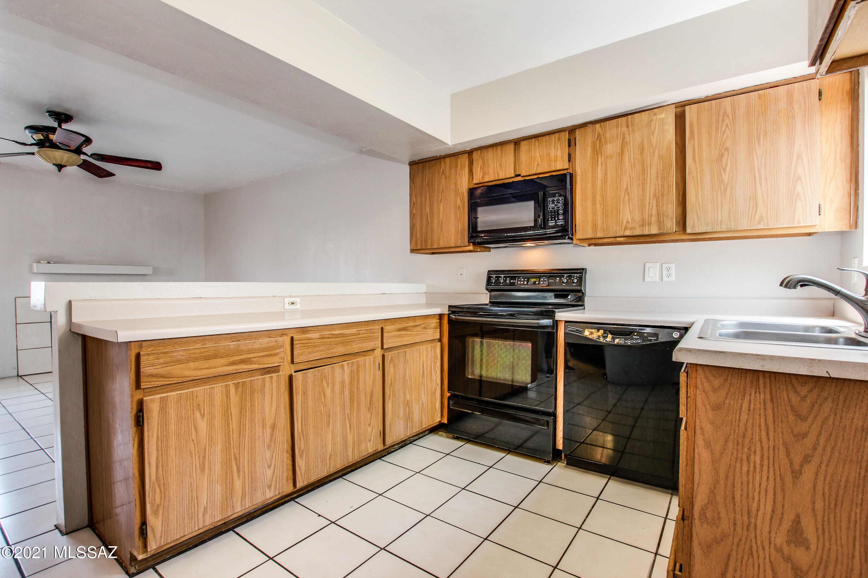130 East Pastime Road Tucson, AZ 85705 - Photo 4 of 34