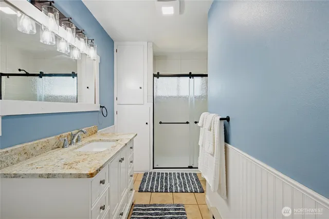 a bathroom with a sink and a mirror