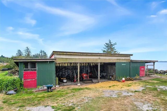 a view of a house with yard and porch