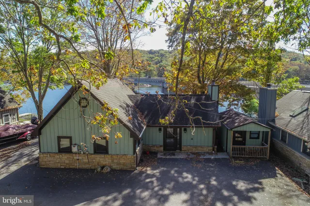 a view of house with a yard