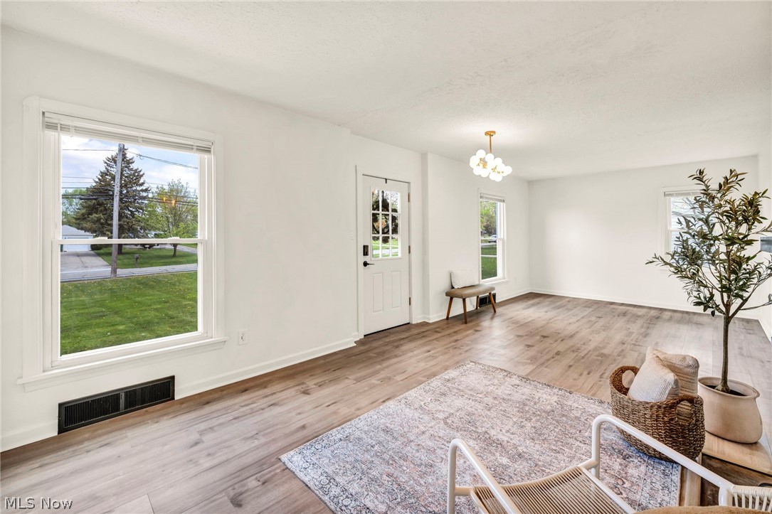 375 Hillside Road Seven Hills, OH 44131 - Photo 4 of 47