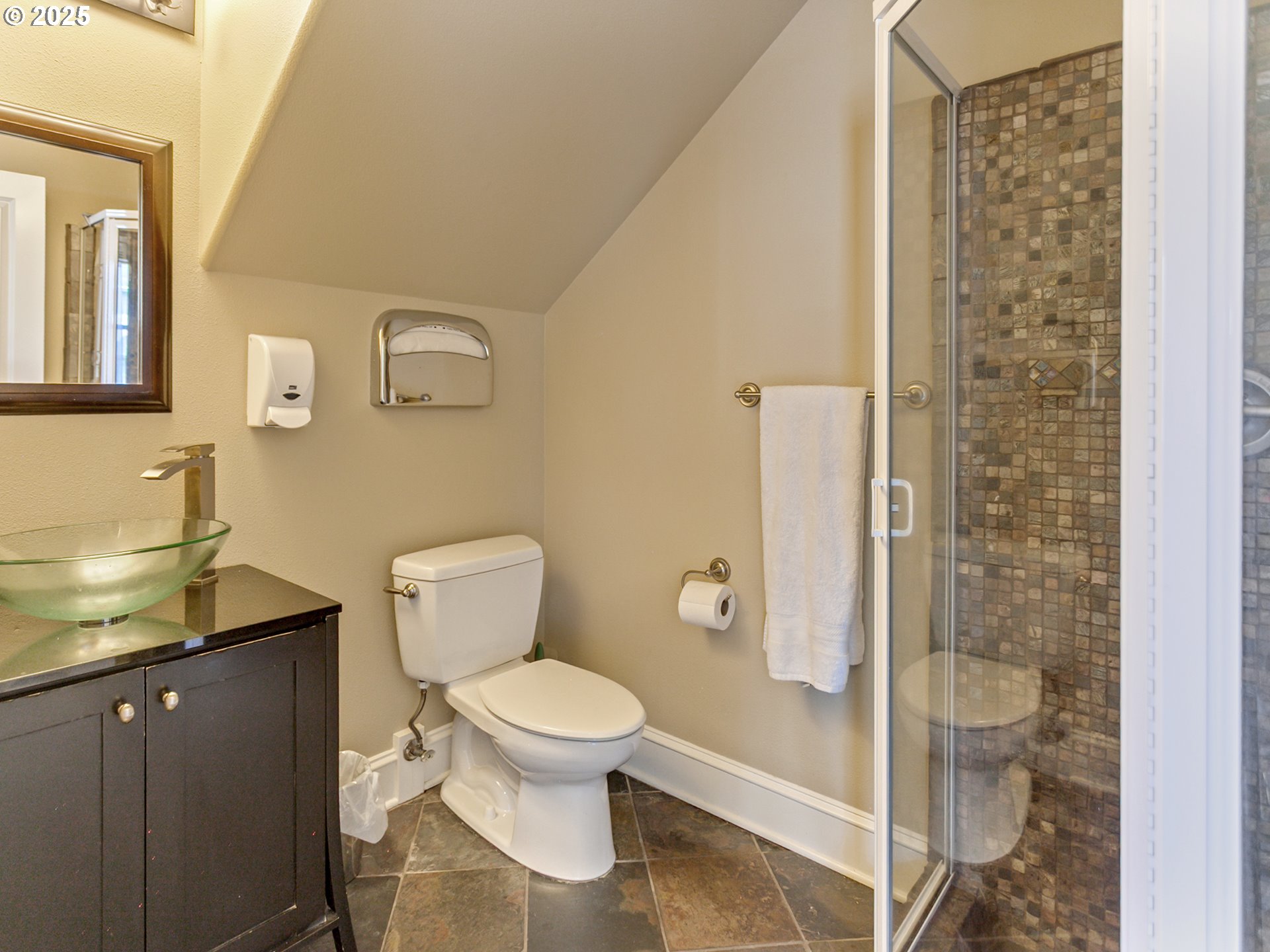 7913 Southwest Leiser Lane Portland, OR 97224 - Photo 15 of 35 Bathroom