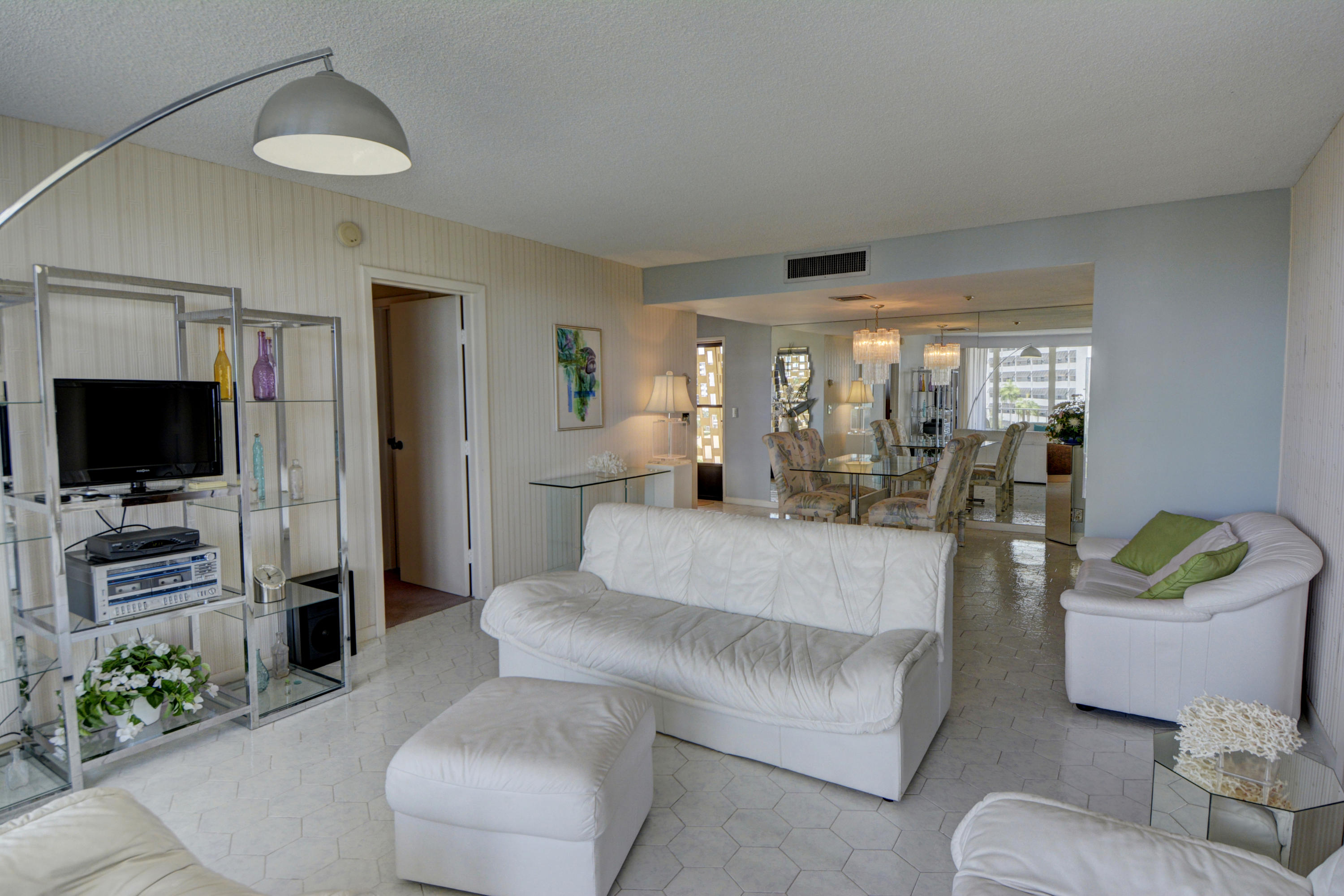 336 Golfview Road, Unit 614 North Palm Beach, FL 33408 - Photo 9 of 47 LIVING ROOM