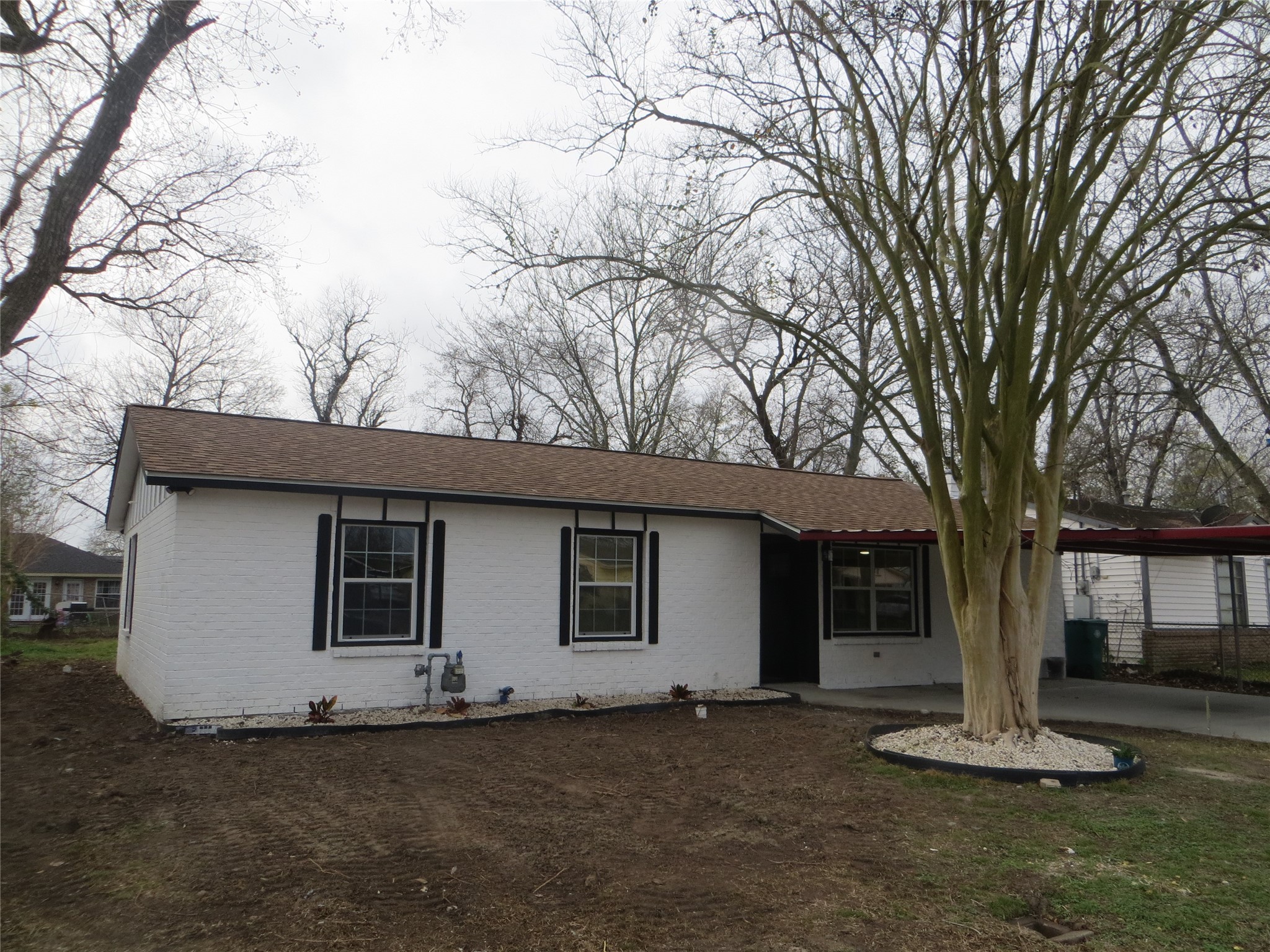 a view of a house with a yard