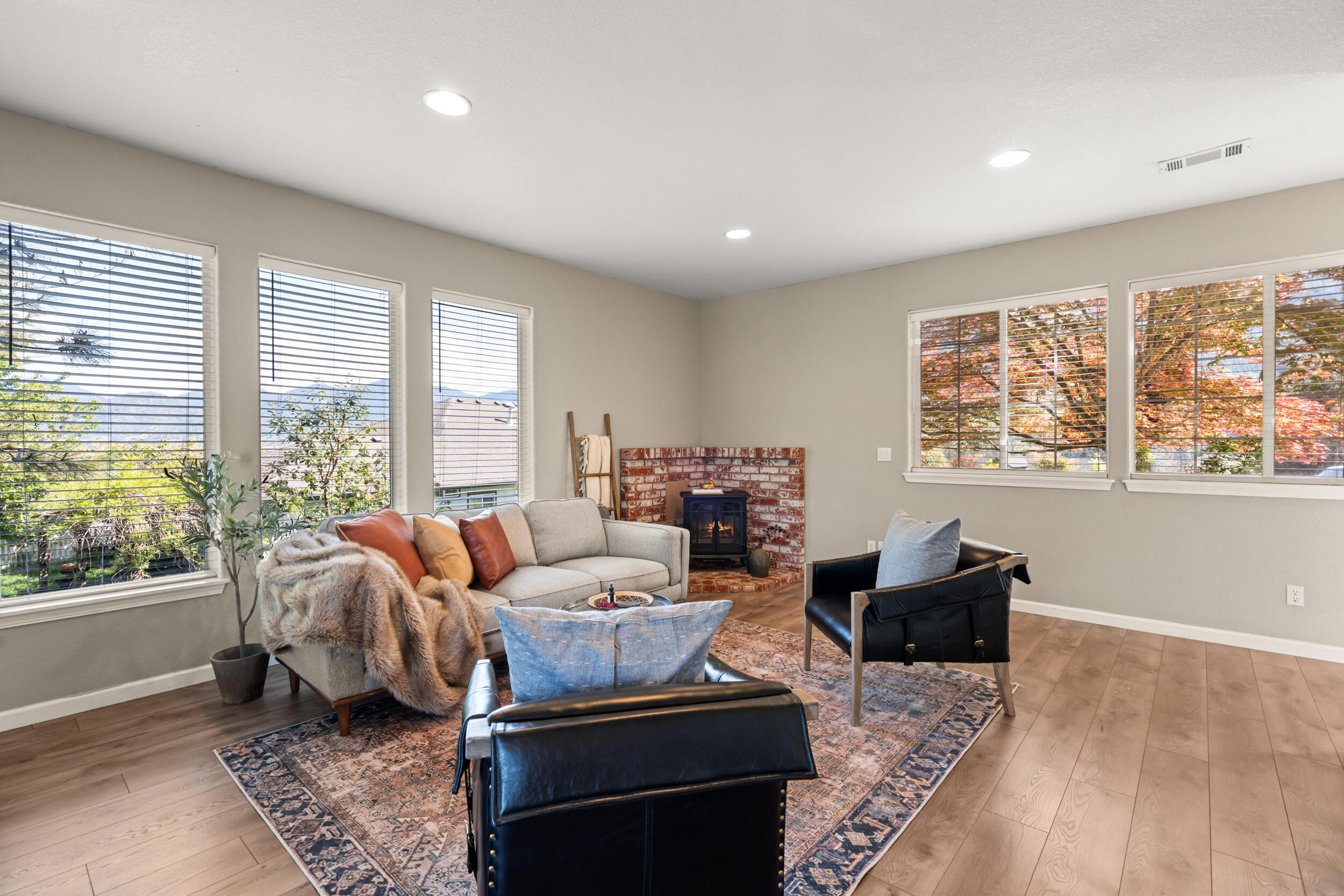 1553 Panoramic Loop Grants Pass, OR 97527 - Photo 8 of 51