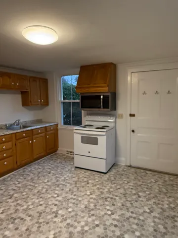 $1,595 | 259 Old Whitfield Street, Unit 1, Guilford, CT 06437