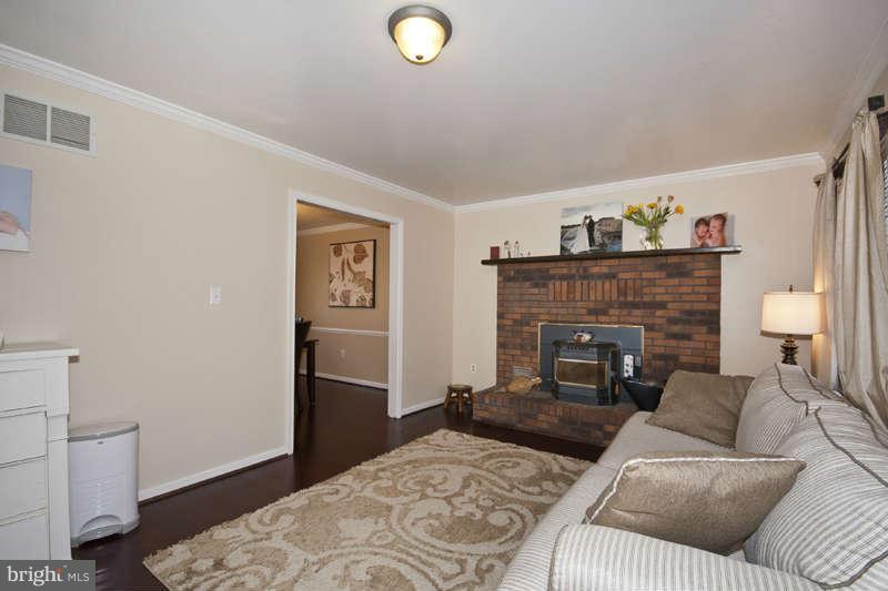 7827 Ridgely Oak Road Baltimore, MD 21234 - Photo 3 of 30 Living Room
