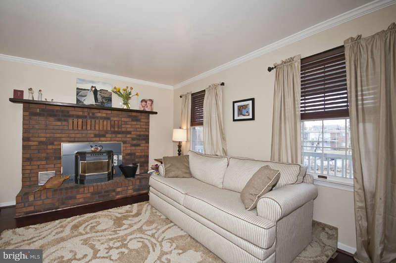 7827 Ridgely Oak Road Baltimore, MD 21234 - Photo 4 of 30 Living Room