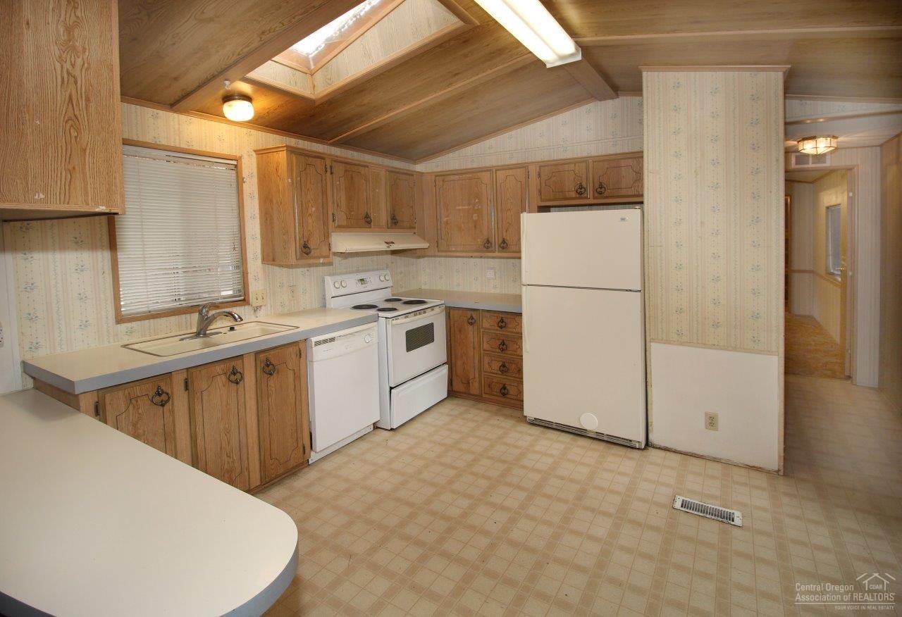 60901 Brosterhous Road, Unit 754 Bend, OR 97702 - Photo 6 of 21 Large Kitchen with breakfast bar. Refrig