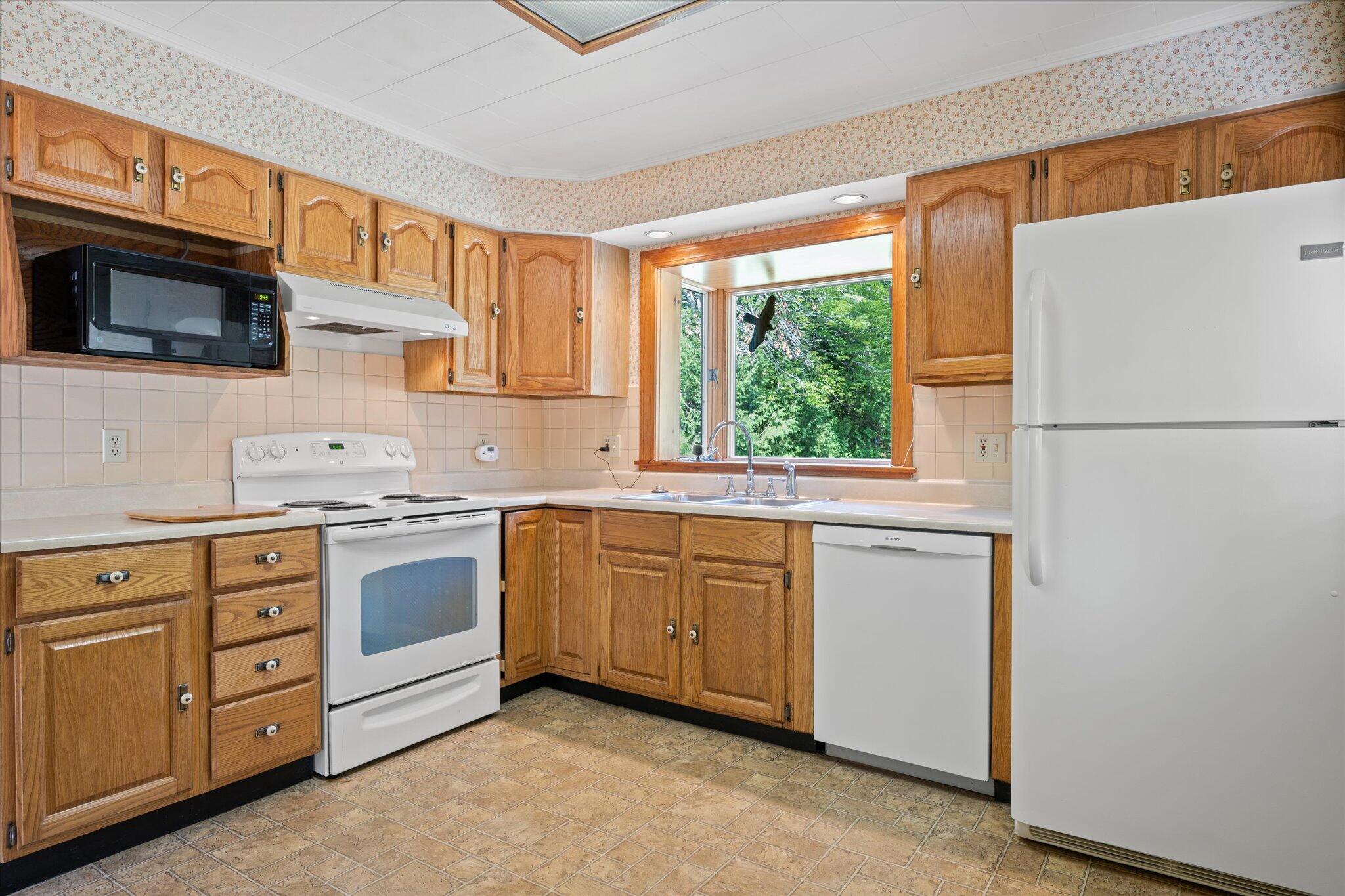 356 Old County Road Hampden, ME 04444 - Photo 4 of 35 Kitchen