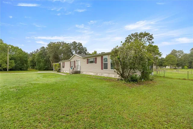 a view of a house with backyard and garden