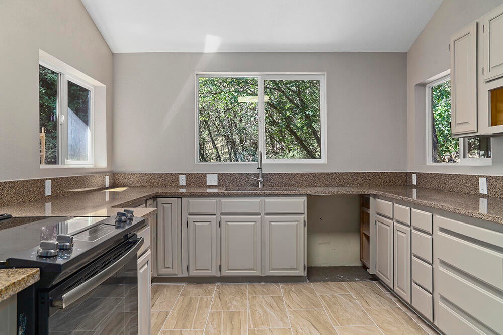 516 Stewart Road Grants Pass, OR 97526 - Photo 8 of 72 7