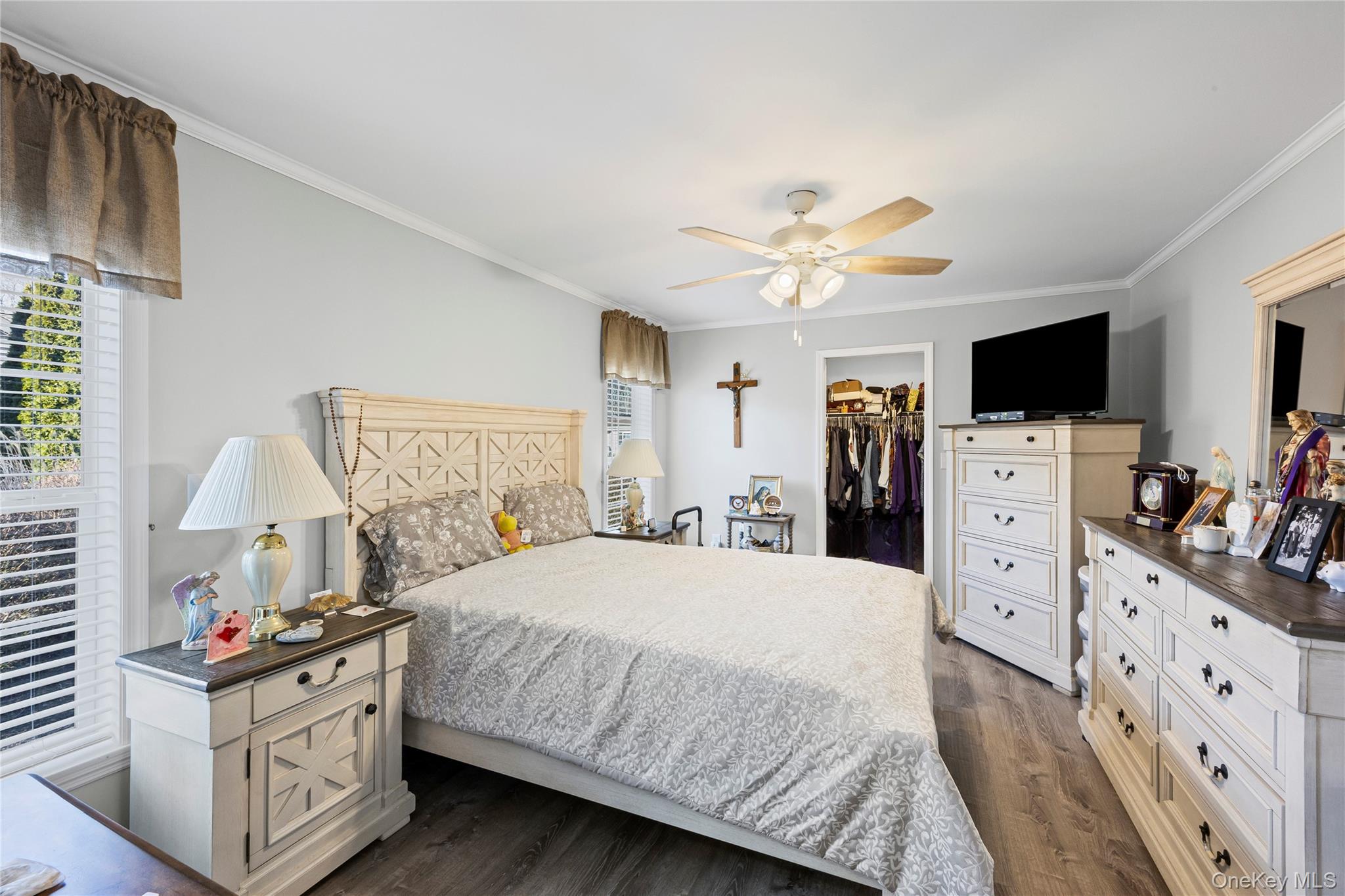 1661 Old Country Road, Unit 351B Riverhead, NY 11901 - Photo 14 of 32 a bedroom with a bed and a flat tv screen on the dresser