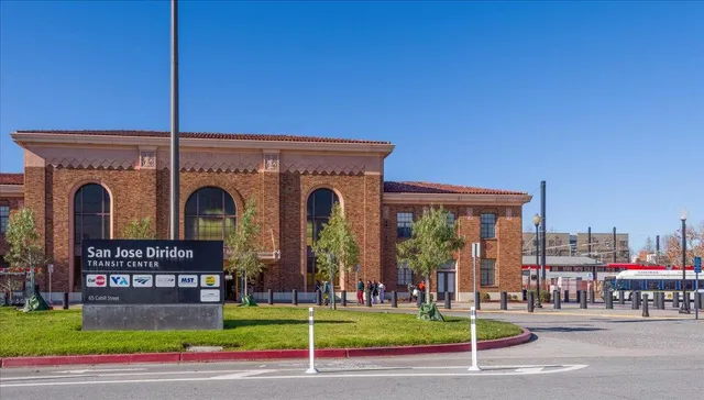 a view of front of a house with a yard