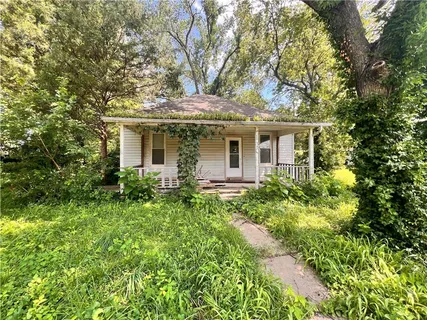 $29,900 | 120 West 3rd Street, Adrian, MO 64720