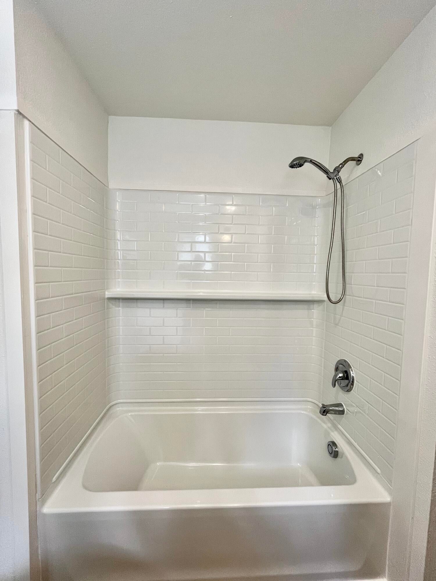 52577 River Pine Road La Pine, OR 97739 - Photo 21 of 25 Embossed tile-detail fiberglass full tub and shower.