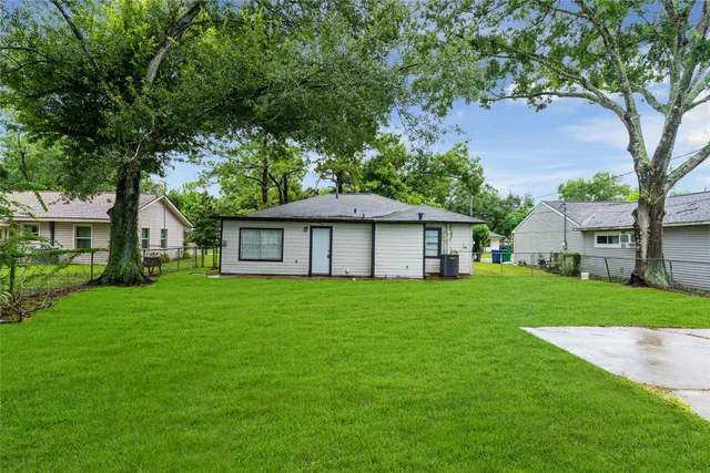 $1,600 | 1104 Southampton Drive, Angleton, TX 77515