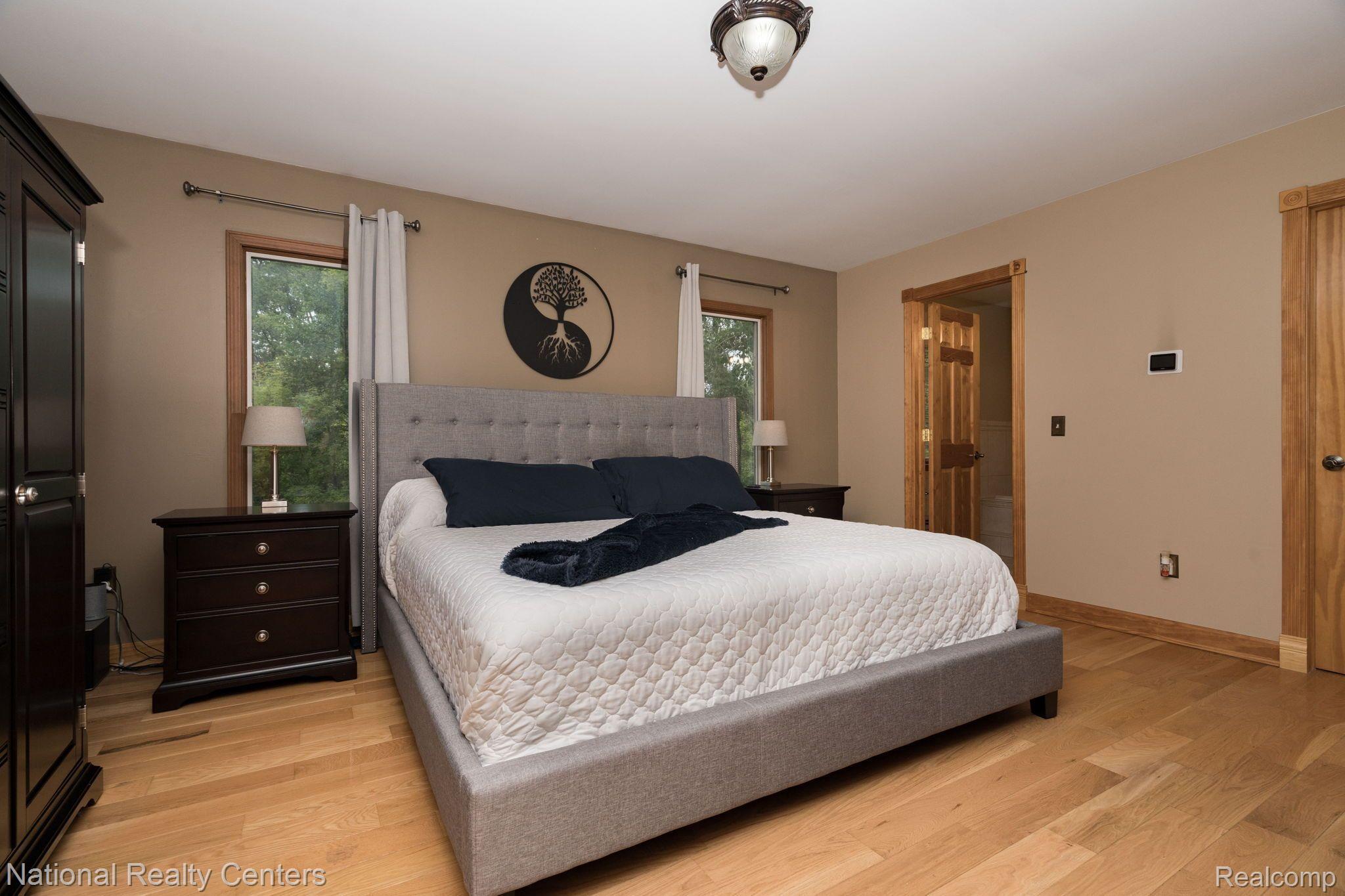 2814 Grouse Lane Rochester, MI 48306 - Photo 21 of 52 Giant primary bedroom
