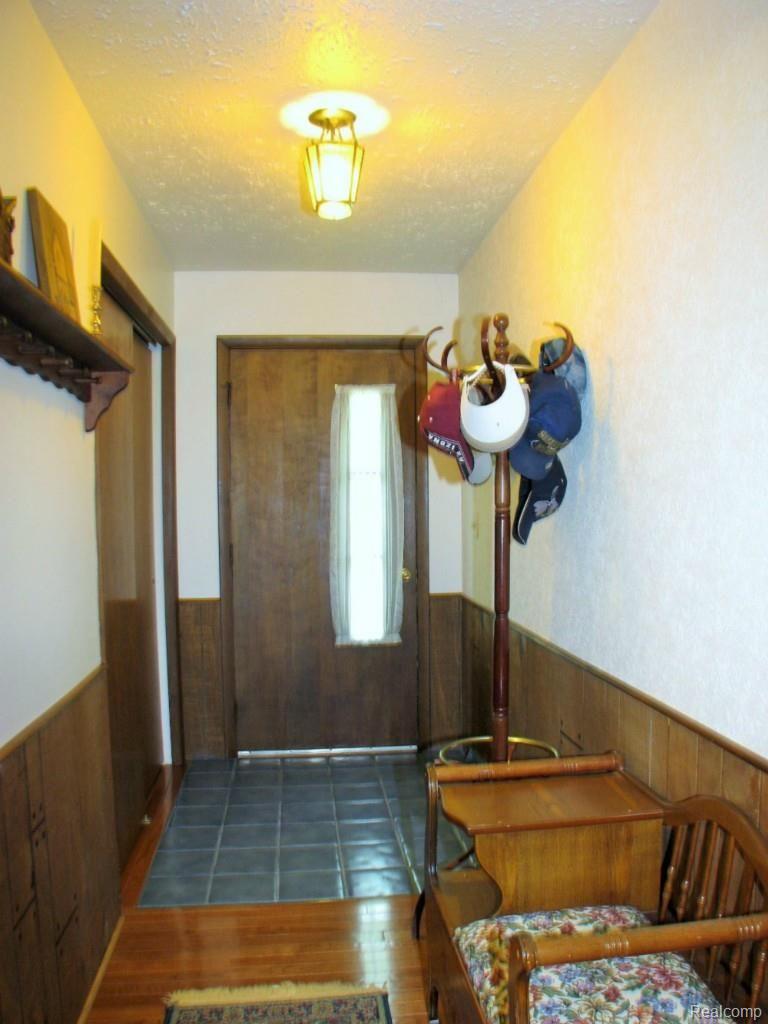 4150 Bird Road Clarkston, MI 48348 - Photo 6 of 21 Foyer.jpg
