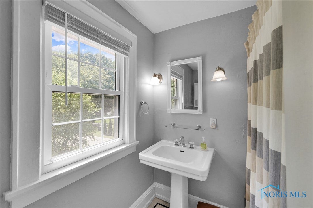 369 Colony Road Rossford, OH 43460 - Photo 26 of 37 Upstairs full bath.