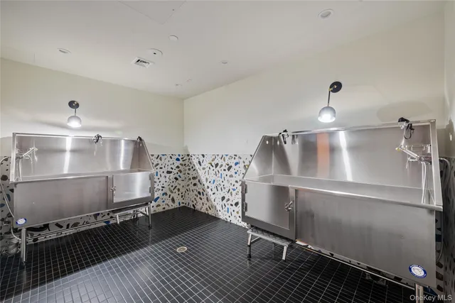 a view of kitchen with washer and dryer