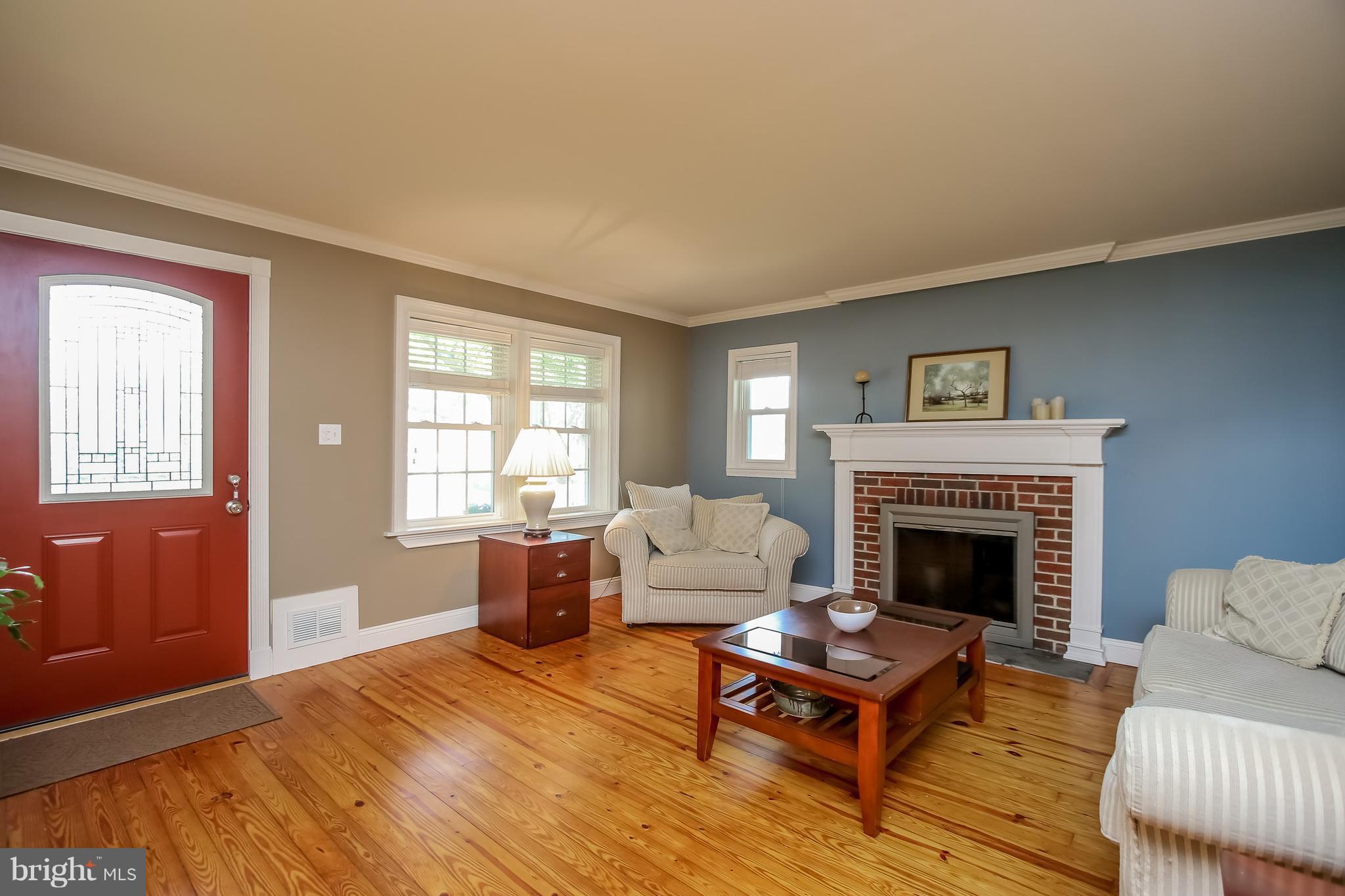 9200 Gue Road Damascus, MD 20872 - Photo 2 of 30 Living Room