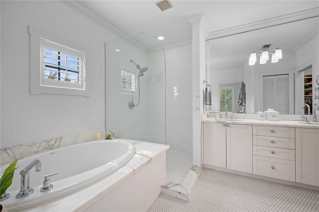 1723 Oak Street Sarasota, FL 34236 - Photo 12 of 34 a bathroom with a tub a sink and mirror