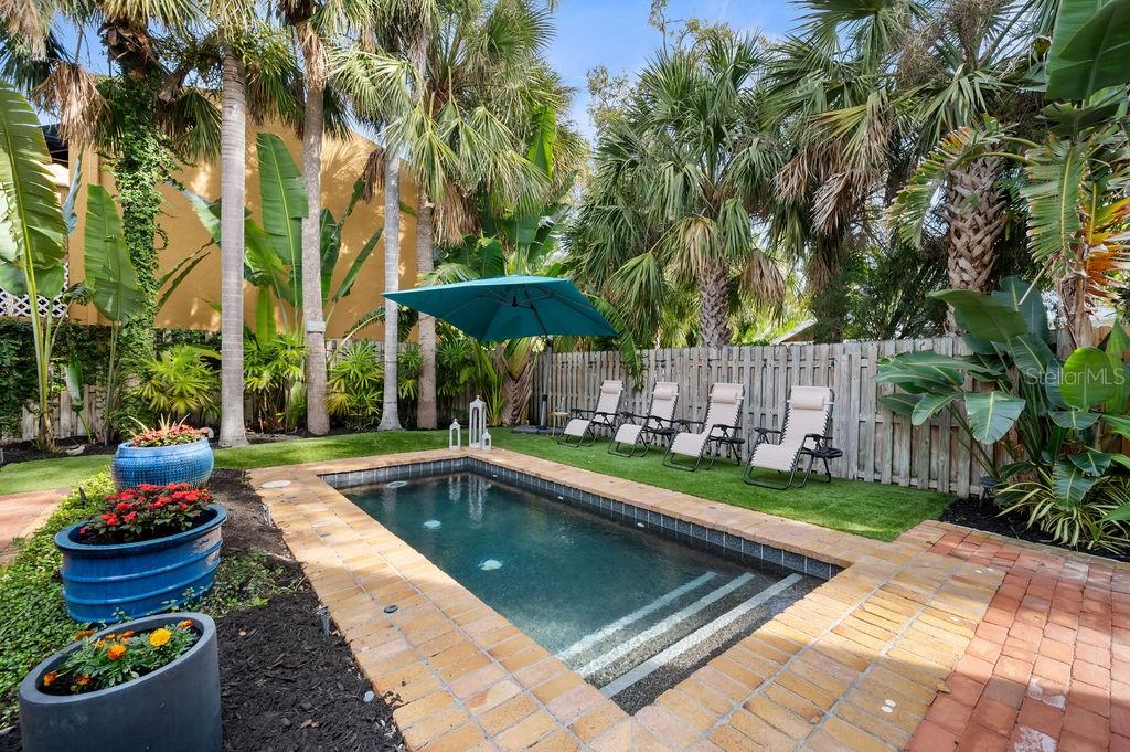 1723 Oak Street Sarasota, FL 34236 - Photo 15 of 34 a view of a chairs and table in the patio with a swimming pool