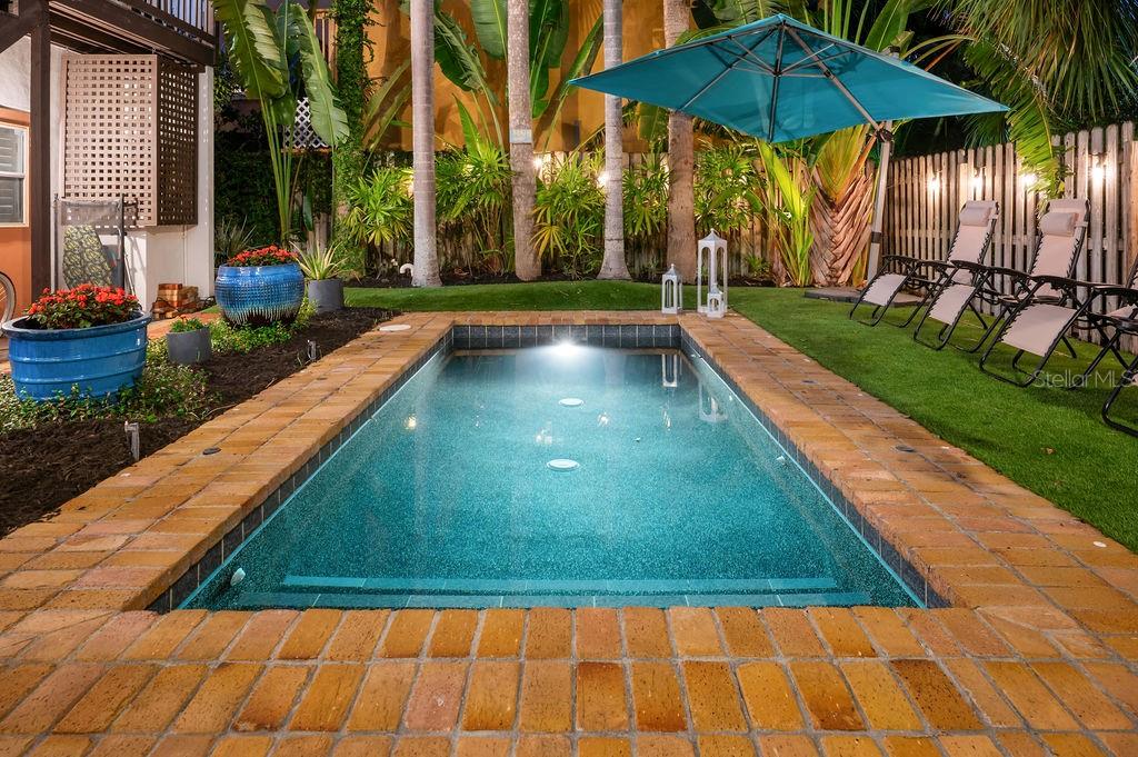 1723 Oak Street Sarasota, FL 34236 - Photo 21 of 34 a view of a backyard