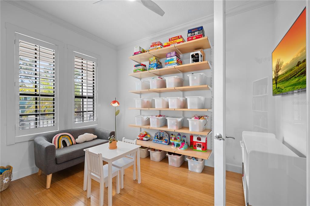 1723 Oak Street Sarasota, FL 34236 - Photo 9 of 34 a living room with furniture and a flat screen tv
