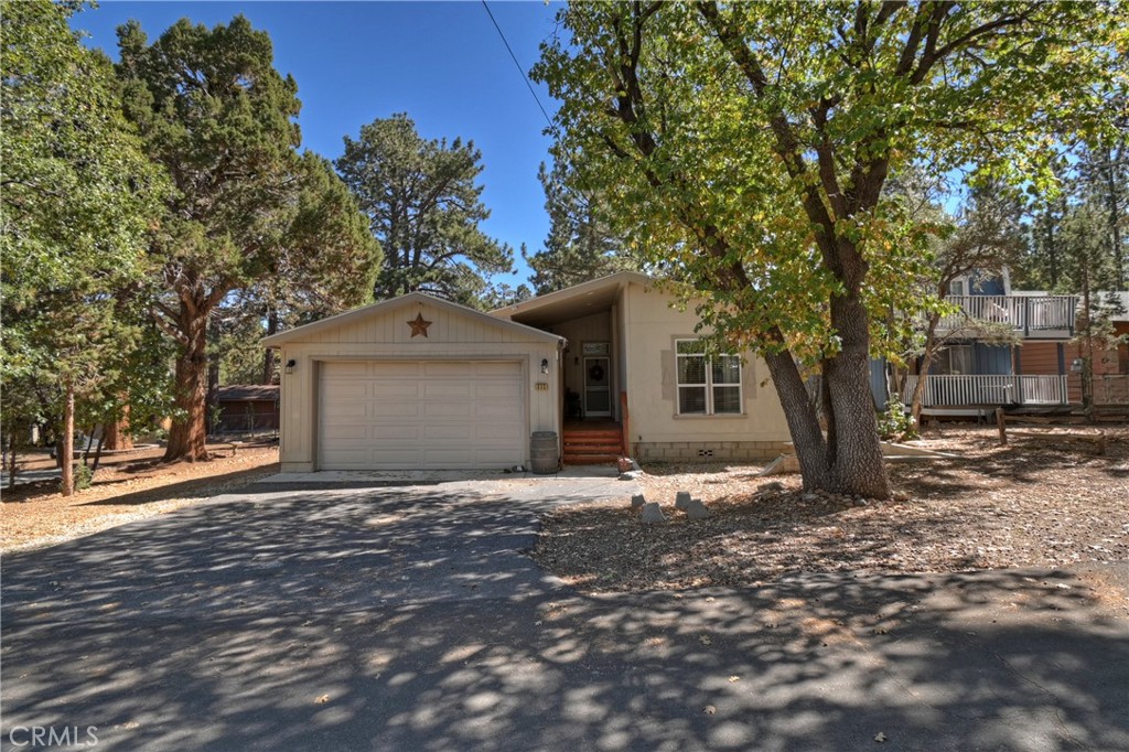 775 Riverside Avenue Sugarloaf, CA 92386 - Photo 4 of 32 a front view of a house with a yard and garage