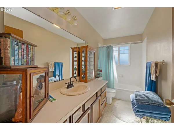 $950,000 | 5750 Holly Avenue, Cloverdale, OR 97112