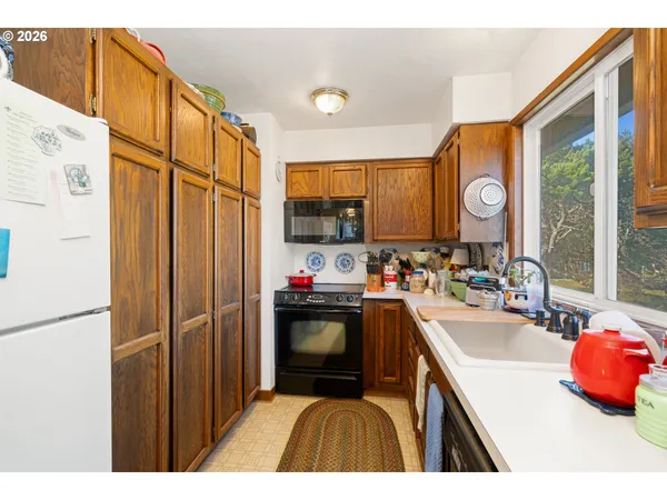 $950,000 | 5750 Holly Avenue, Cloverdale, OR 97112