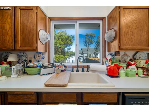 $950,000 | 5750 Holly Avenue, Cloverdale, OR 97112