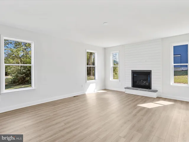 $565,900 | 127 Sussex Drive, Falling Waters, WV 25419