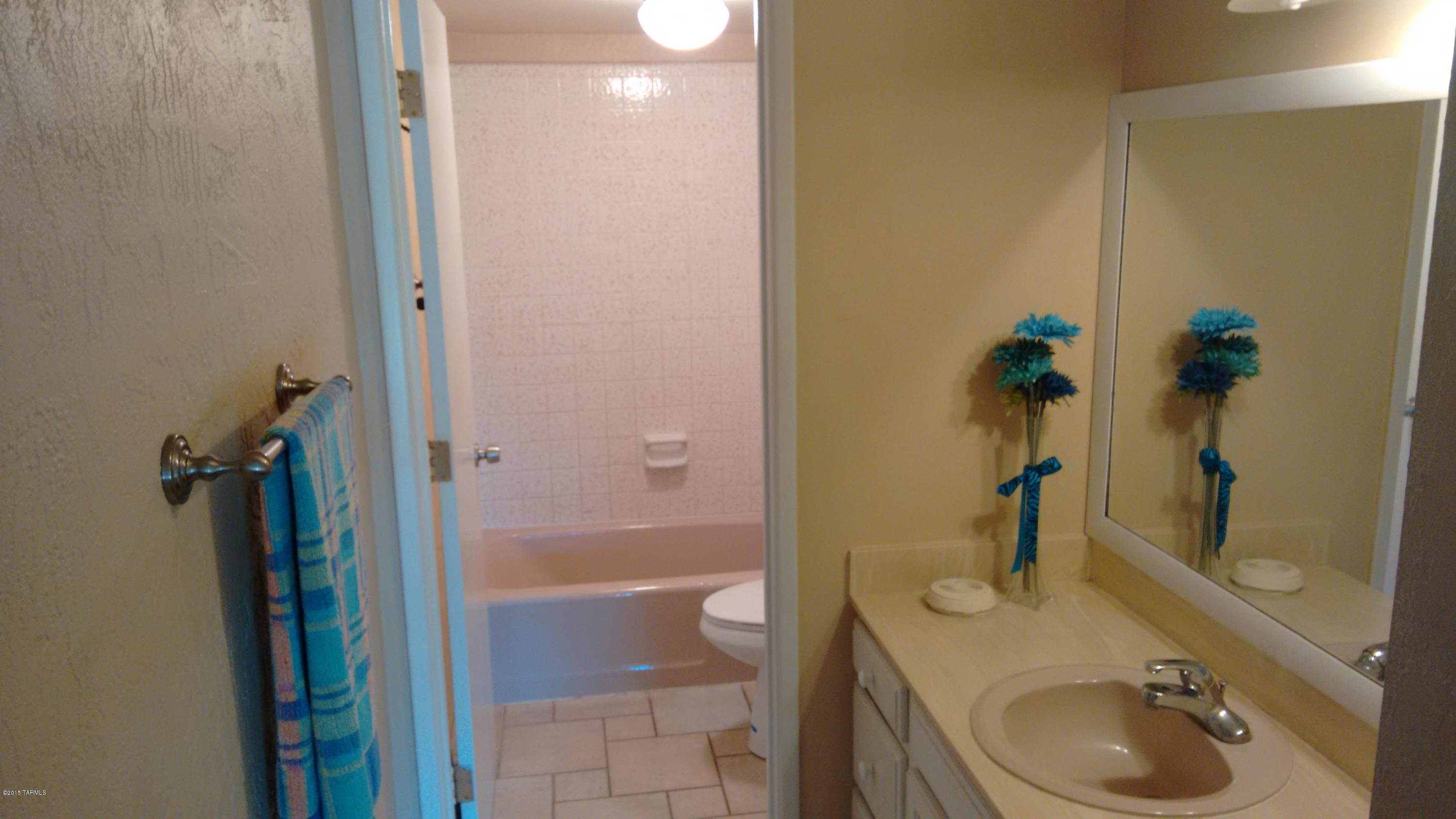 625 South Prudence Road, Unit 102 Tucson, AZ 85710 - Photo 20 of 25 a bathroom with a sink toilet and shower