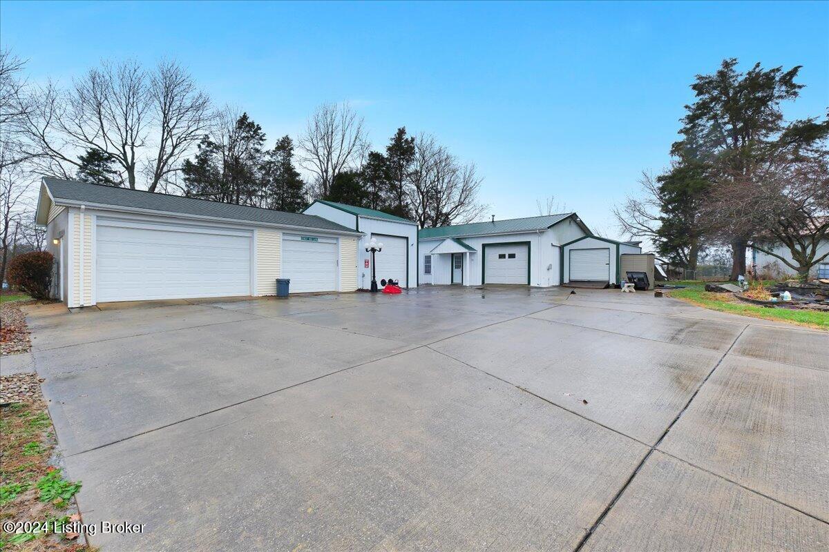 9401 Frohlich Road Louisville, KY 40291 - Photo 30 of 43 Back driveway - full concrete