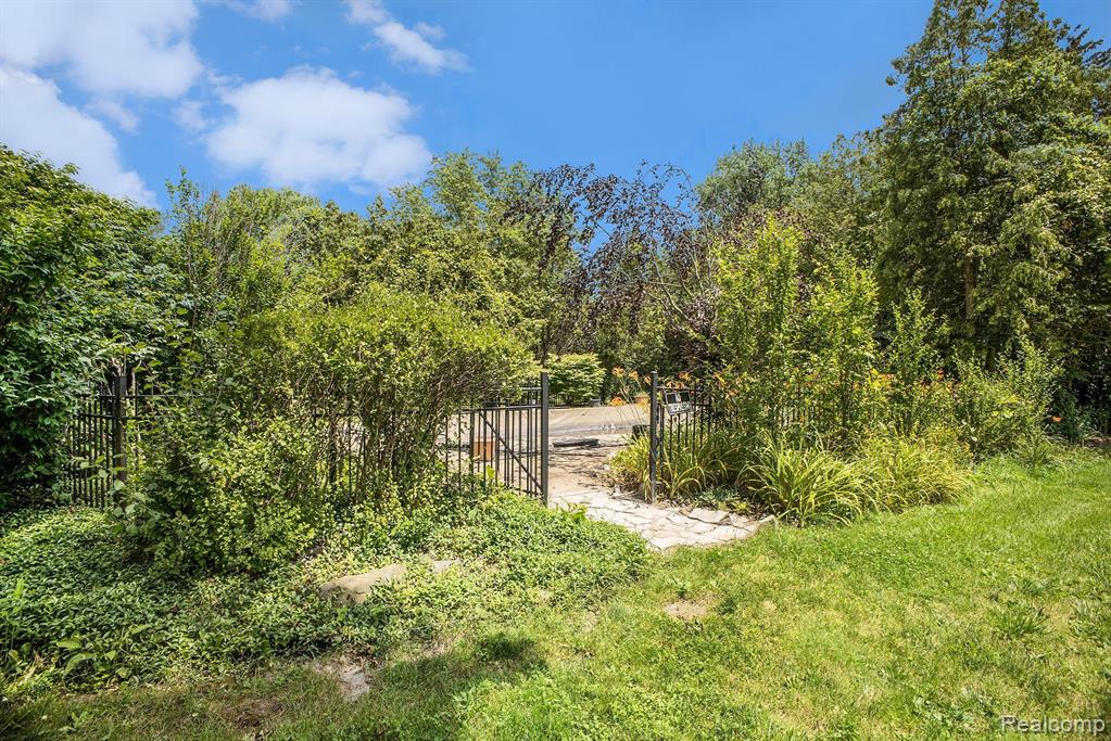 3931 Stonecrest Road West Bloomfield, MI 48322 - Photo 35 of 42 Gallery Image 35