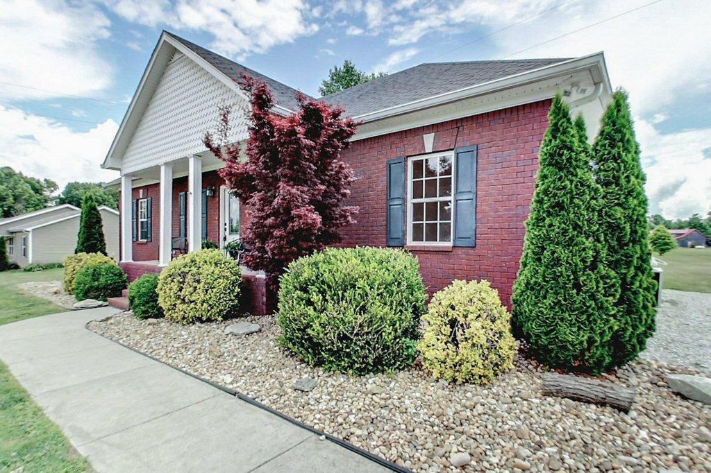 962 Mt Vernon Road Bethpage, TN 37022 - Photo 2 of 23 a front view of a house with garden