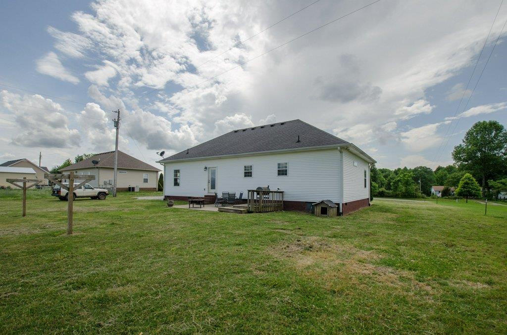 962 Mt Vernon Road Bethpage, TN 37022 - Photo 21 of 23 a big room with table and chairs and a yard