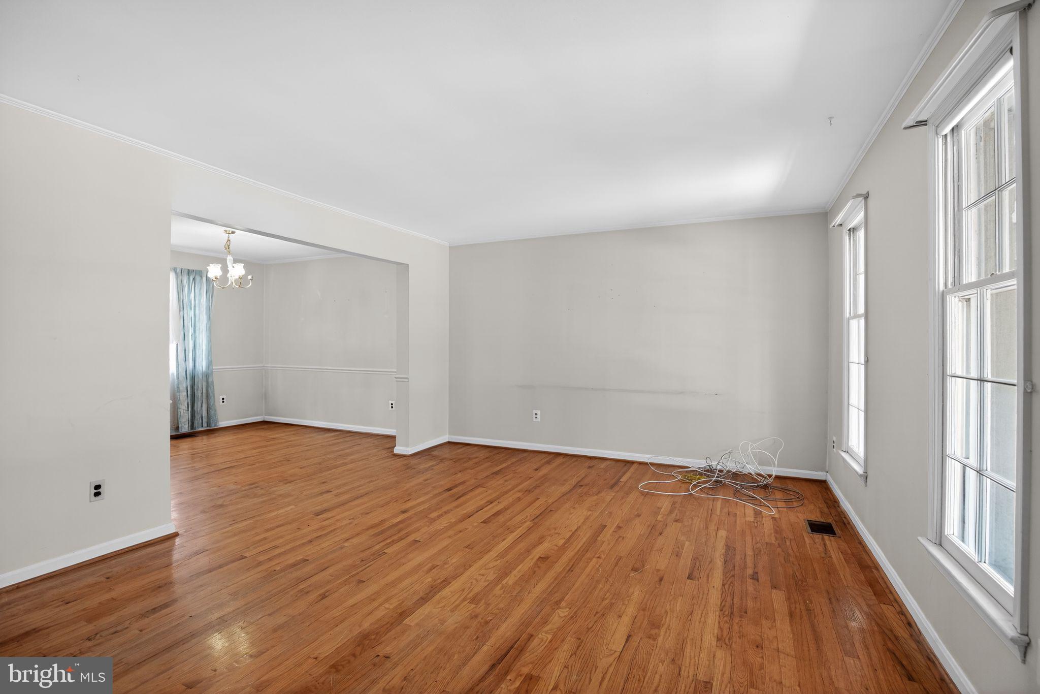 9009 Ivanhoe Road Fort Washington, MD 20744 - Photo 4 of 39 front living room to the right when you walk in